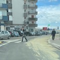 Mezzo perde liquido in via Barletta, intervento dell'Amiu per ripulire l'asfalto