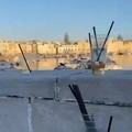 Bicchieri e bottiglie vuote: ciò che resta del sabato sera sul Porto di Trani