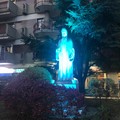 La statua di Dante si colora di blu per la Giornata sull'Autismo