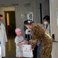I soldati di Trani consegnano uova di Pasqua ai bambini ricoverati al Policlinico di Bari