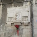 Nuovi fiori alla lapide di Emilio Covelli dopo l'atto vandalico