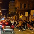 Tutti in mascherina per tornare a casa, ma in un solo autobus non serve a nulla