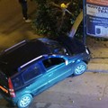Auto si schianta nella notte su un gruppo di passanti: due feriti, uno grave