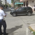 Auto abbandonata a centro strada, i vigili la multano per divieto di sosta