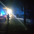 Un incendio di sterpaglie lungo una stradina di Capirro fermato ieri sera dai Vigli del Fuoco