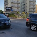 Incidente in via delle Forze Armate: auto s’inchioda per schivare un pedone