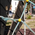 Parco giochi di via Polonia: sporge un cavo di acciaio nelle giostrine per i bambini