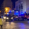 Giovane sfonda una vetrina in centro: ferito gravemente a una gamba