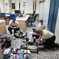 Lotta all'abusivismo: sequestrate migliaia di  "cover " e altro materiale a venditori abusivi