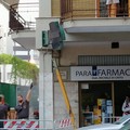 Rimossa insegna pericolante di una parafarmacia in corso Italia