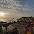 L'alba di Ivan Dalia sul molo di Trani: una magia dipinta nell'anima