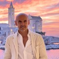 Enzo Miccio a Trani: sullo sfondo la Cattedrale e il tramonto dalle mille sfumature