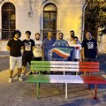 In piazza D'Agostino riverniciate due panchine con i colori del tricolore