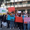Sciopero degli alunni del  "de Sanctis " per i doppi turni e mancanza di aule