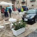 Pochi parcheggi in piazza Sedile San Marco? Il gestore del bar: «Le auto davanti al locale non possono stare»