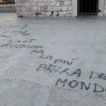 Scritta con spray sul fortino della villa comunale: l'ultima bravata a Trani