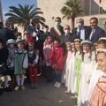 Il Ministro dell'istruzione Bianchi a Trani accolto da bambini in festa