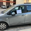  "Incivile, lo stallo per disabili non si occupa! ": la rabbia sul finestrino di un'auto da ieri sera in uno spazio riservato