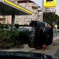 Clamoroso incidente a Trani: auto si ribalta su sé stessa e finisce sul marciapiede