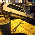 Auto scivola verso il porto, in bilico tra terra e acqua