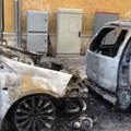 Auto incendiate nella notte in via Valdemaro Vecchi: mistero sulle cause