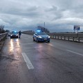 Asfalto bagnato, auto sbanda sulla 16bis a Trani Boccadoro: mezzo distrutto, illeso il conducente