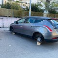 Lasciata a terra, anzi, su pezzi di legno: furto di gomme da un'auto in via Monte d'Alba