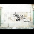 Chiara, pensaci bene! Meglio un fascio di rose di un muro imbrattato!