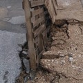 Cedimento della strada in via delle Tufare, una pedana a segnalarne il pericolo