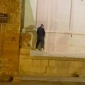 Beccato a urinare sul sagrato della chiesa di Sant'Agostino (IL VIDEO)