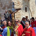 Bagno di fedeli sul porto di Trani per accogliere il  "Crocifisso di Colonna " (FOTO E VIDEO)
