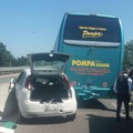 Tamponamento sulla 16 bis tra un'auto e un bus: una persona incastrata nell'abitacolo