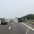 Furgone si ribalta sull'autostrada in territorio di Trani, illesi i due occupanti