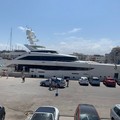 Il mega yacht Serenity attracca al molo Santa Lucia