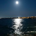 L'incanto della Superluna che si specchia sul mare di Trani: stanotte l'apice all'1,23