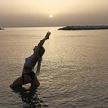 “Yoga, la poesia dell’alba”: dalla riva del mare di Trani, tra le prime luci e lo sciabordio delle onde