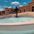 Zampilla la fontana sul piazzale della stazione: ma i turisti sono incuriositi dal parcheggio fantasma