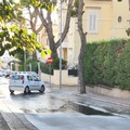 Via Grado, esplosa una condotta: una voragine nell'asfalto e residenti senza acqua