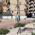 L'albero  "appendi bici ", la nuova bravata in piazza Giovanni Paolo II