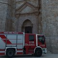 Castel del Monte circondato dalla fiamme: i Vigili del fuoco cinturano tutta la zona