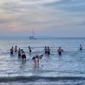 Le ragazze dell'Apulia Trani e  l'allenamento al mare: come un quadro di Monet