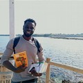 Fall e i libri ambulanti al mare:   "La cultura deve respirare tra la gente "
