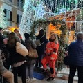 Eccolo! Acceso il presepe di Piazza della Libertà, illuminato dall'altissimo albero di Natale