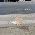Nuovo asfalto in via Falcone, un cittadino: «Perchè l'Amministrazione si è affrettata ad imbrattarlo con quelle orribili strisce gialle?»