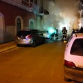 Auto in fiamme in via de Roggiero, residenti scendono in strada con secchi d'acqua