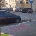 Trani come una giungla, auto parcheggiate sugli scivoli per disabili