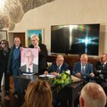 L'artista tranese Antonio Russo Galante dona il ritratto di Vittorio Sgarbi al noto critico