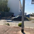 Incidente in via Papa Giovanni, auto finisce contro una cancellata