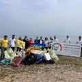 Troppi sacchi di rifiuti nella raccolta dei volontari sulla costa di Trani: il mare non è una discarica