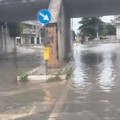 Piove tanto:  il sottovia si riempie d'acqua, bloccato l'accesso ai veicoli
